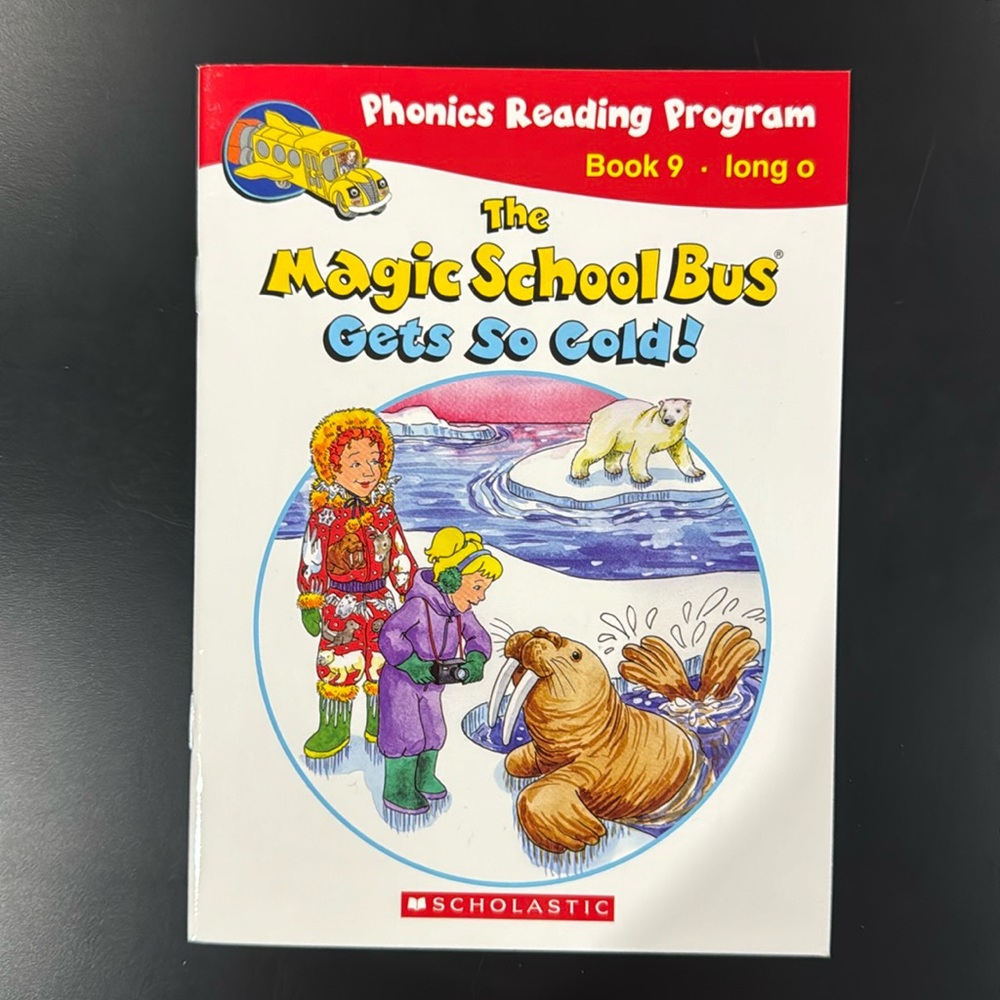 The Magic School Bus Gets So Cold! - A Scholastic Phonics Reading Program Book